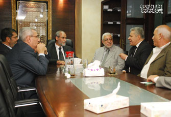 المرشد العام خلال استقباله وفد حزب الكرامة.jpg
