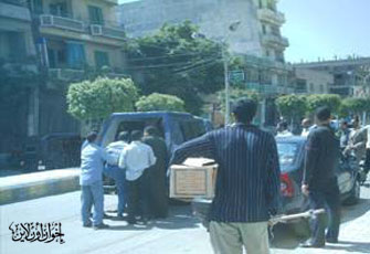 النقيب ومبروك اثناء ادخالهم سيارة الشرطة بالقوة.jpg