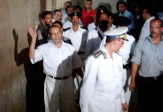 د. عصام العريان اثناء عرضه على النيابه.jpg