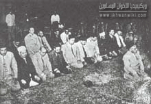 الأستاذ-حسن-الهضيبي-يصلى-برجال-الثورة-والإخوان.png