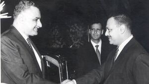 الرئيس المصري الراحل «جمال عبد الناصر» مصافحًا مساعده «سامي شرف».jpg