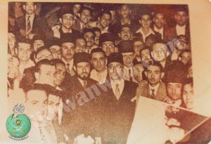 الإمام-البنا-وسط-إخوانه.jpg