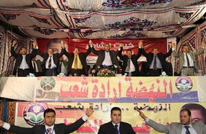 الشاطر وقيادات الإخوان يحيون الحضور.jpg