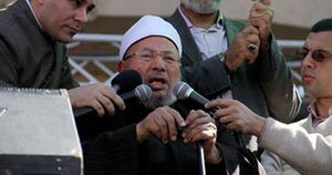 القرضاوى خلال صلاة الجمعة بميدان التحرير.jpg