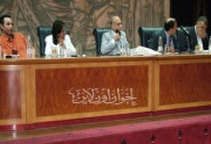 عز الدين مع أعضاء مجلس النقابة خلال الاحتفال بتكريمه.jpg