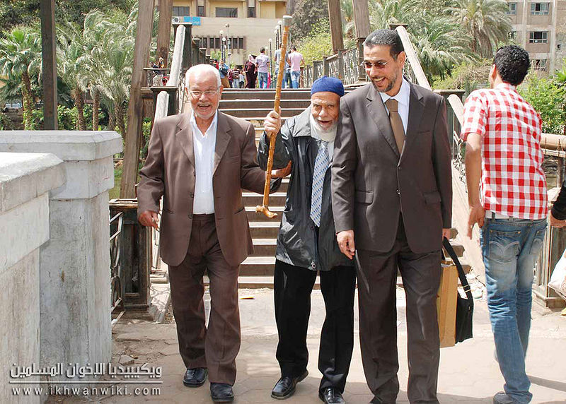 ملف:حريتي-ونويتو-ومحمود-حامد-أمام-مكتب-الارشاد-علي-كوبري-المنيل.jpg