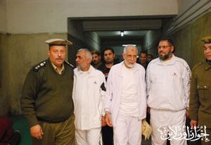 د.عزت يتوسط د.محى حامد ود.البر.jpg