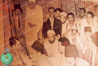 الأستاذ-حسن-البنا-وصلاح-شادي-وصالح-عشماوي-وعدد-من-الإخوان-في-احدى-المناسبات-التي-حضرها-الأستاذ-البنا.jpg
