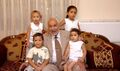 عاكف وأحفاده.jpg