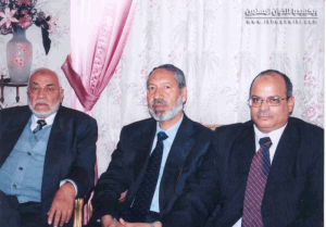 الأستاذ-عاكف-وحسين-ابراهيم-فى-منزل-عبد-الرحمن-البنان-فبراير-2006.png