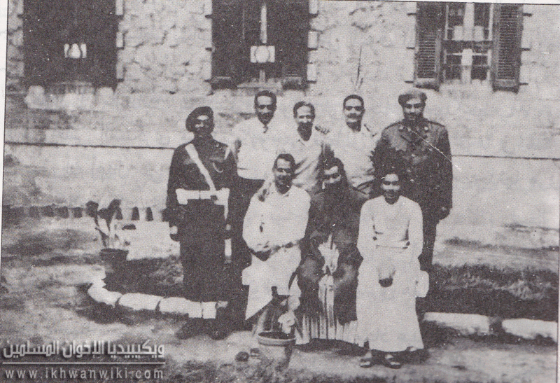 ملف:عبد-المنعم-عبد-الرؤوف-في-مستشفي-السجن-وعلي-يمينه-معروف-الحضري.gif
