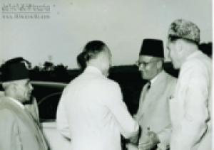 الأستاذ-حسن-الهضيبي-والسباعي.png