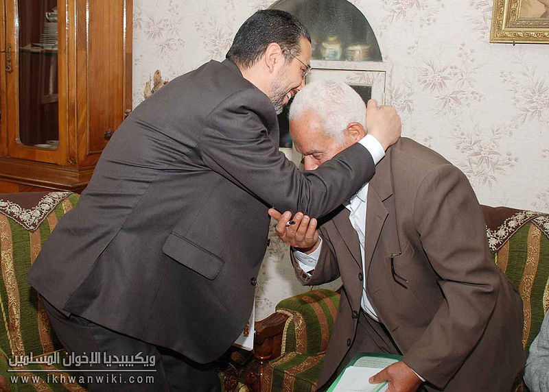 ملف:حريتي-الجزائري-يقبل-رأس-الحاج-محمود-حامد.jpg
