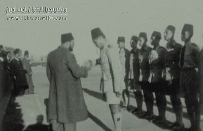 الإمام-حسن-البنا-وسعد-الوليلي-في-استعراض-الجوالة.jpg